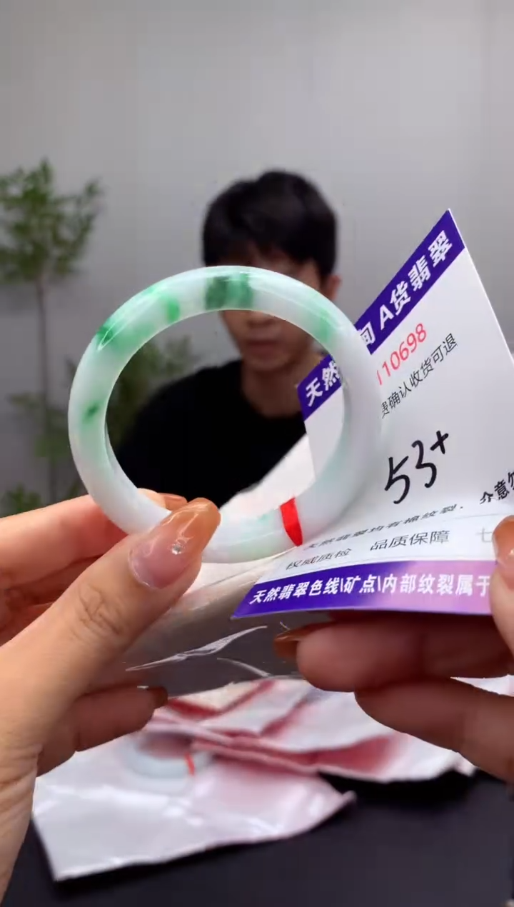 未镶嵌手镯翡翠有纹，完美者勿拍