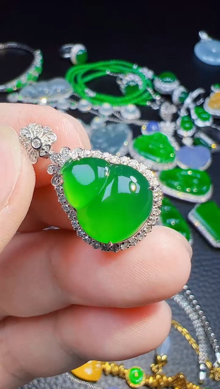 翡翠18K金镶嵌颈饰林****)翡翠