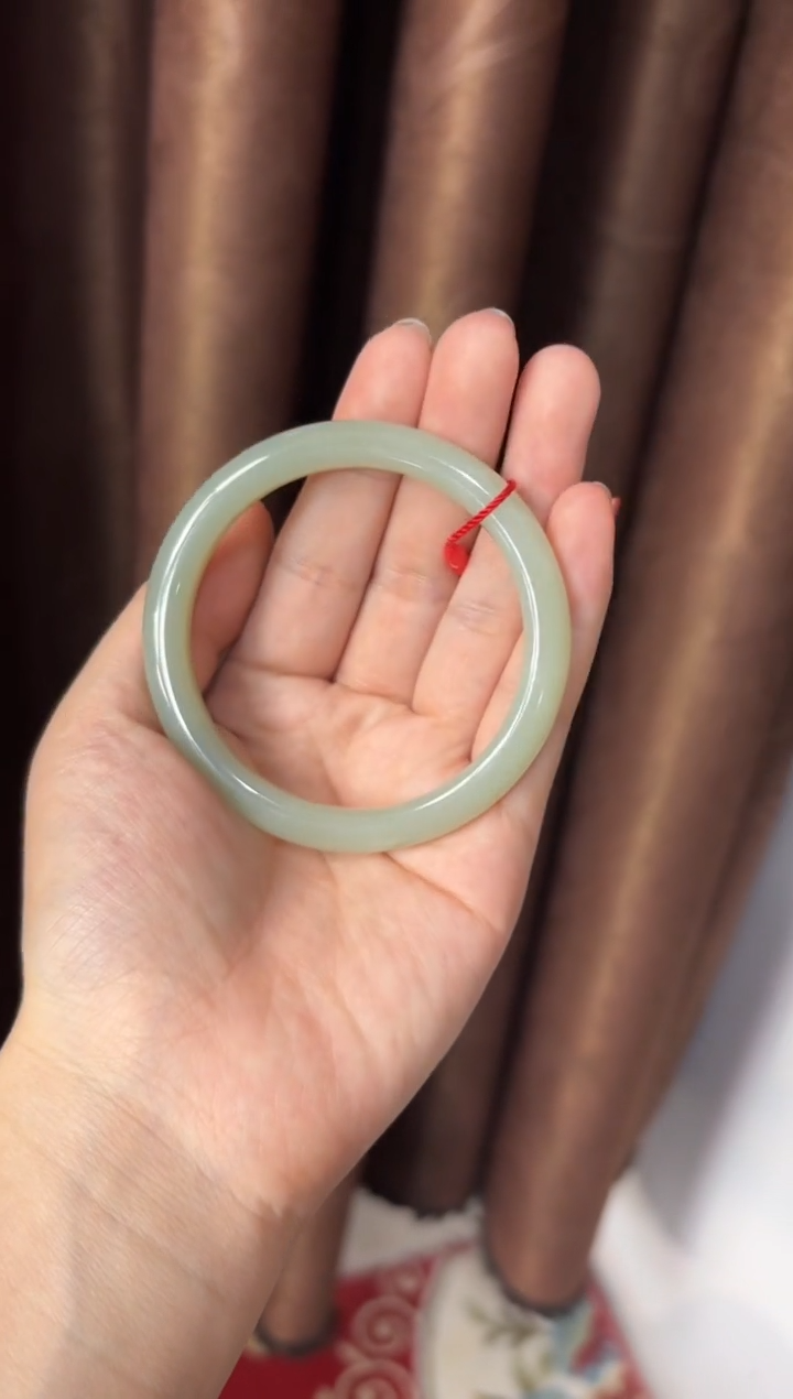 【闪购商品】和田玉手镯未镶嵌且末微色差近矿58+