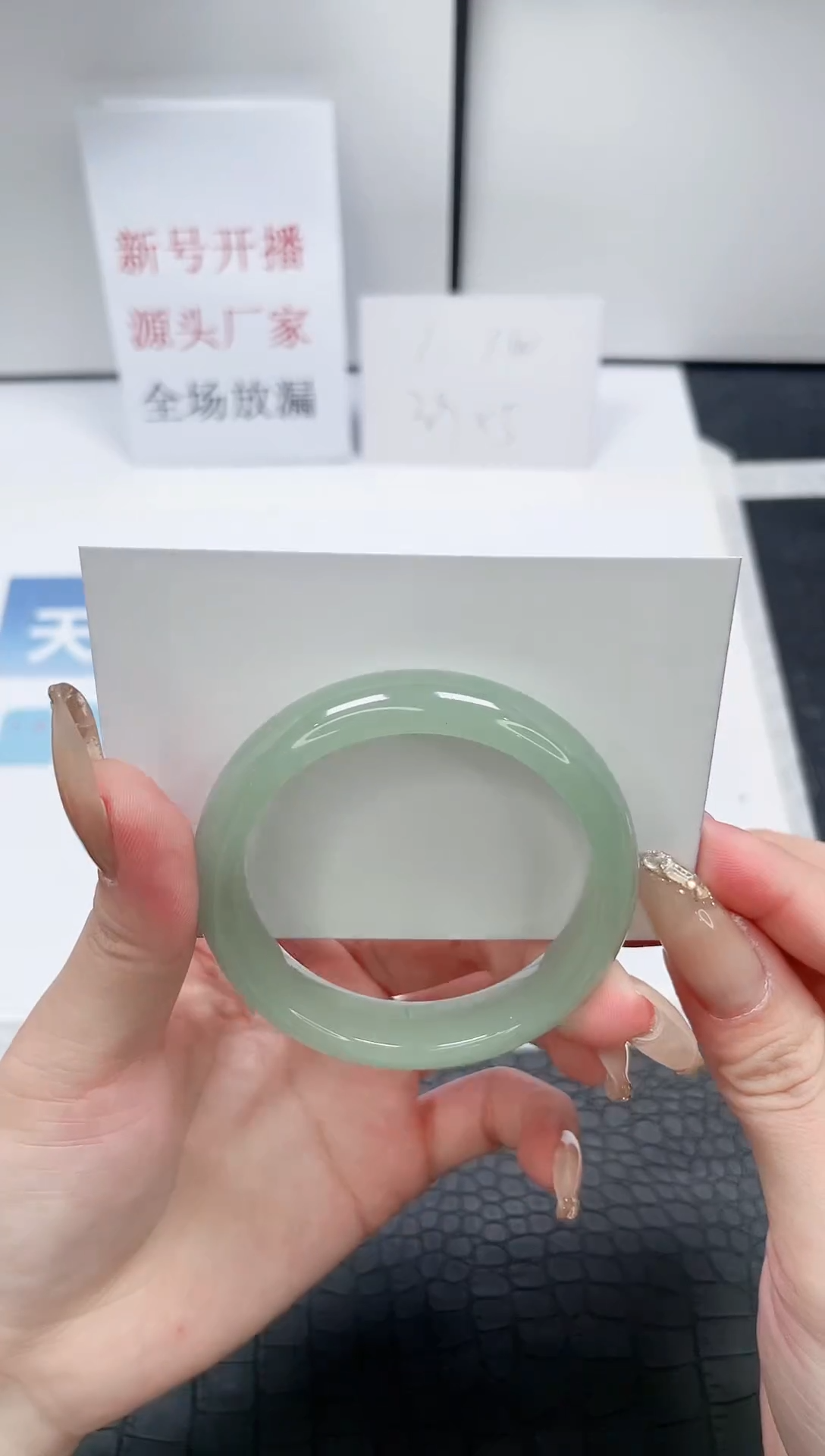 【闪购商品】石英质玉手镯未镶嵌W130-52