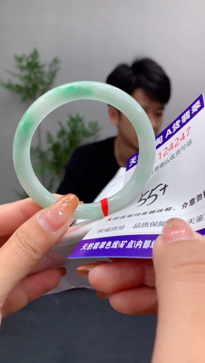 未镶嵌手镯翡翠有纹，完美者勿拍