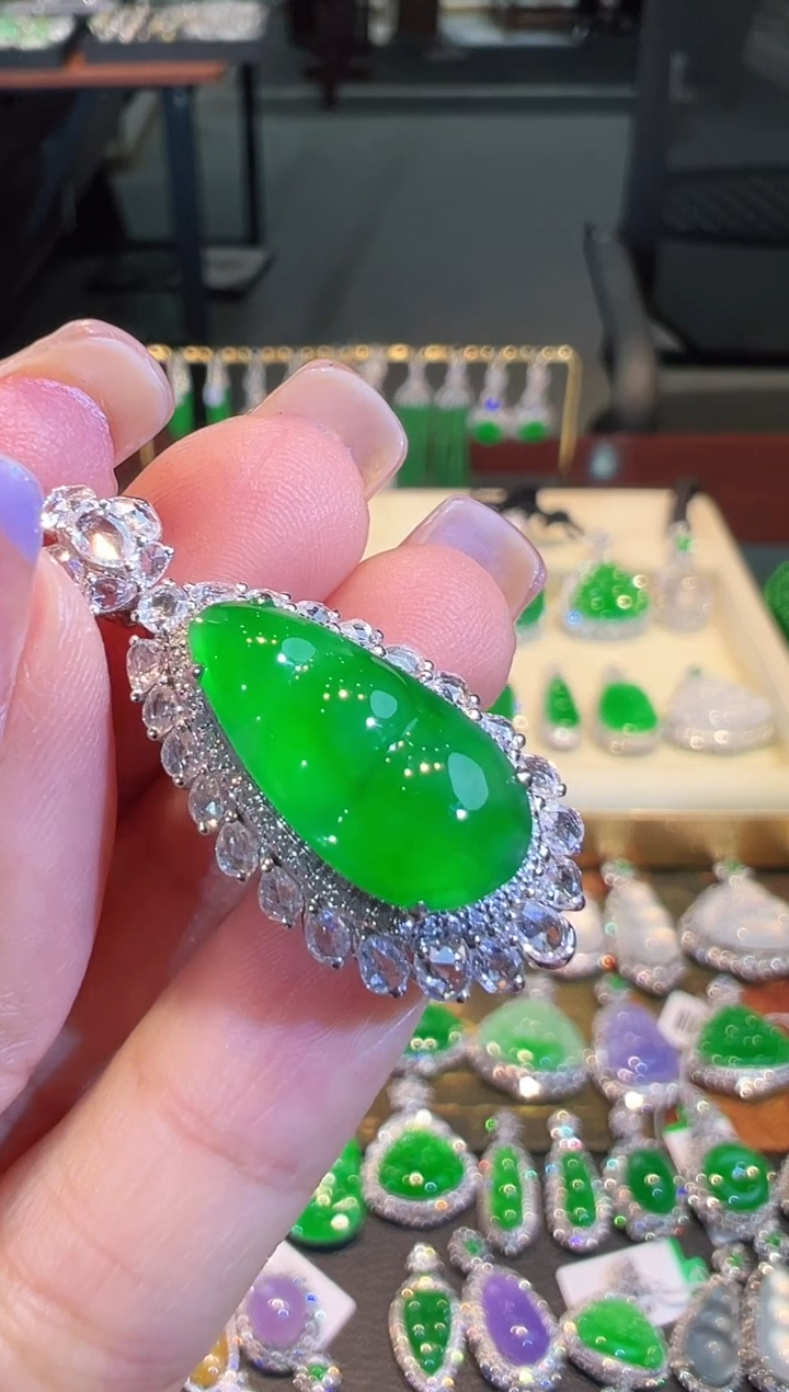 【闪购商品】翡翠吊坠(不含链)18K金镶嵌翡翠