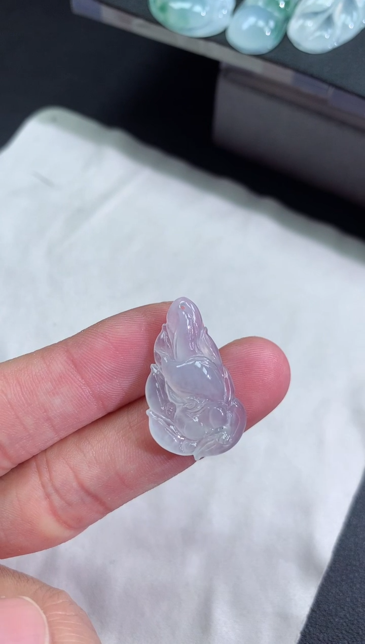 翡翠未镶嵌颈饰九尾狐