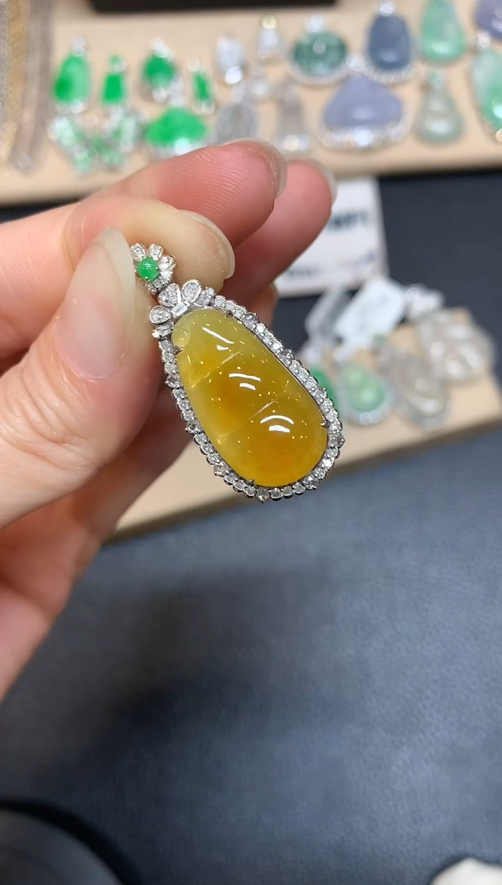 【闪购商品】翡翠颈饰18K金镶嵌福豆【无服务费