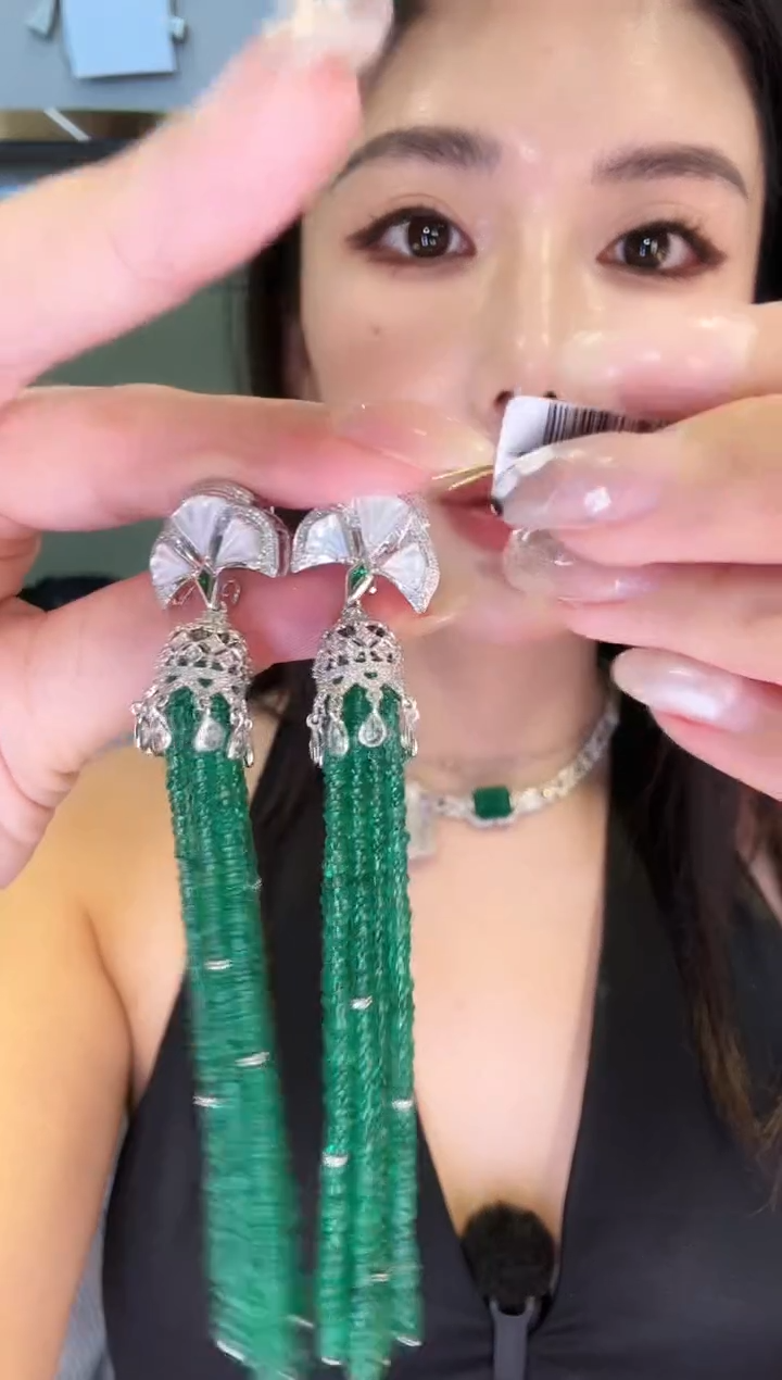 18K金镶嵌耳饰祖母绿82.00ct