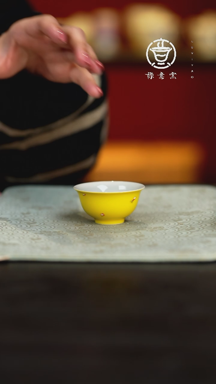 禄意窑娇黄斗彩小缸杯