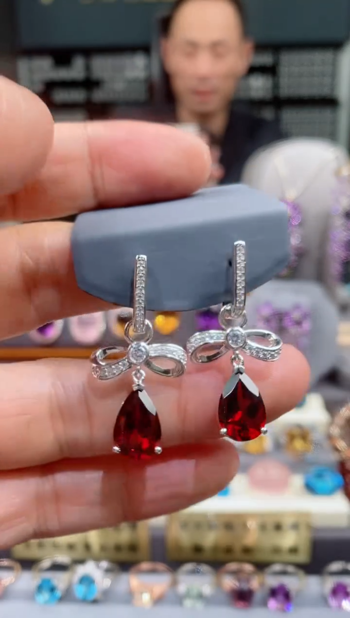 【闪购商品】石榴石耳钉银S925镶嵌石榴石耳钉