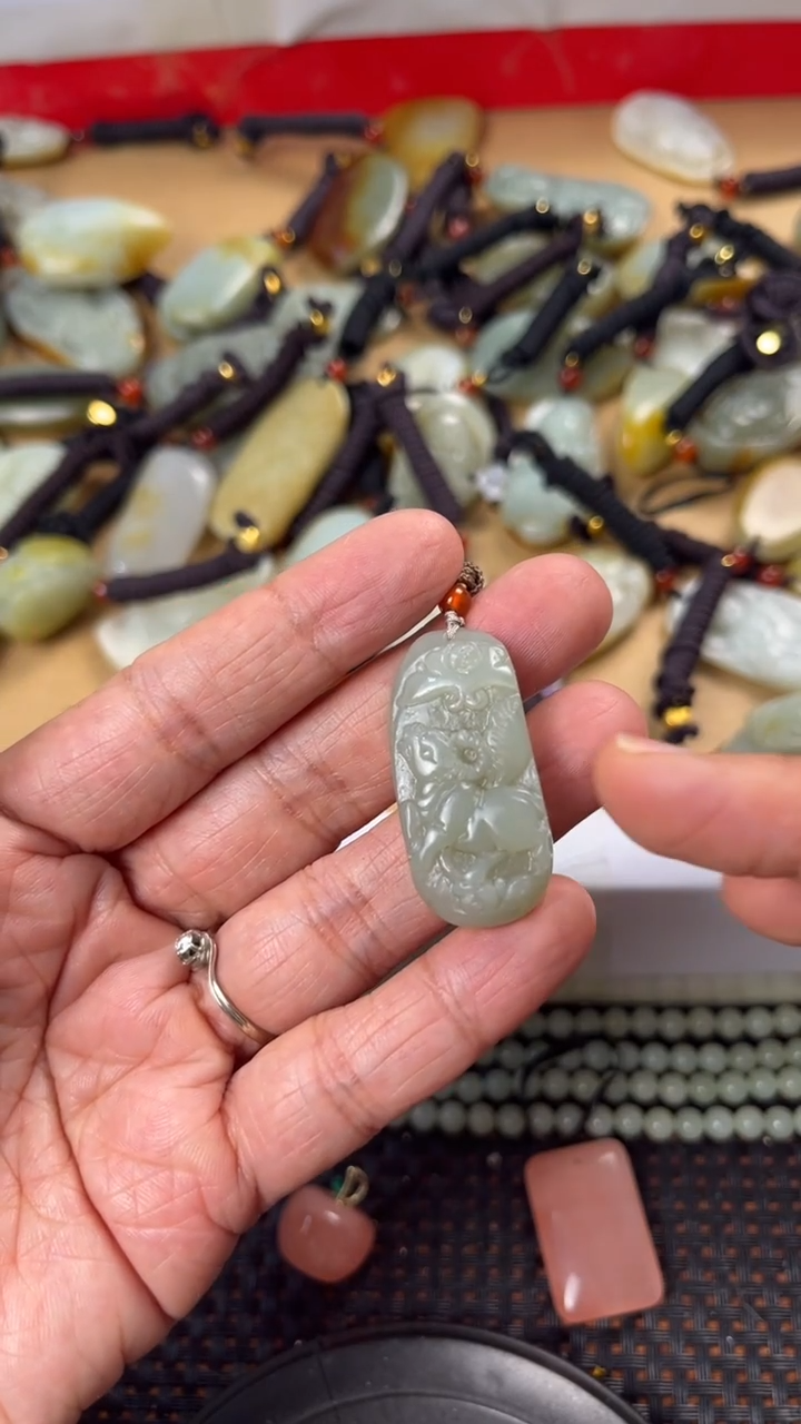 【闪购商品】和田玉颈饰未镶嵌多样性发货没有证书拍一发一有瑕