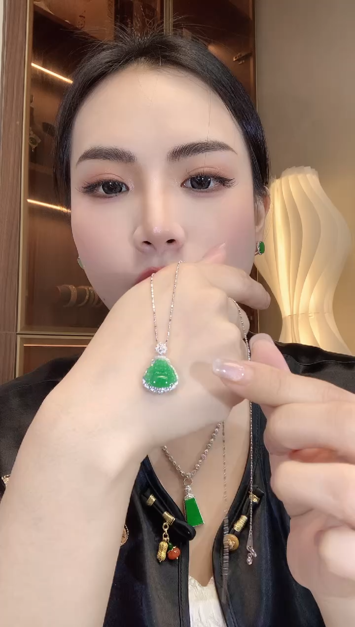 【闪购商品】翡翠吊坠(不含链)18K金镶嵌A17