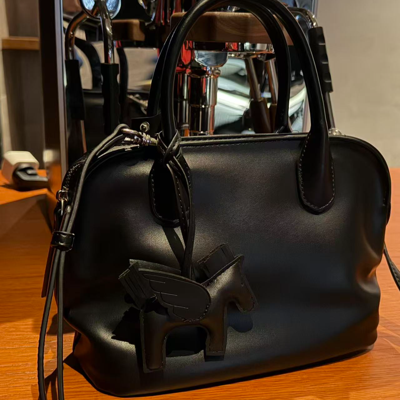 25年极简二层皮大气氛围感保龄球手提包日常经典大容量通勤斜挎包