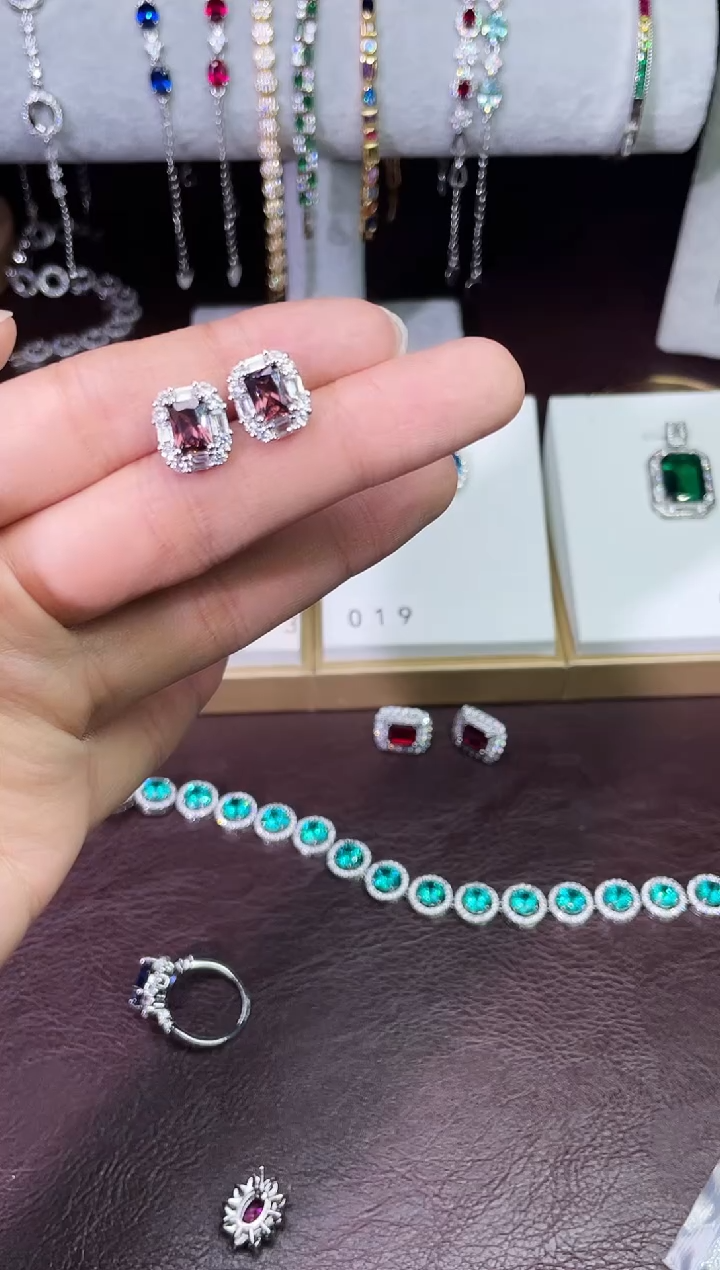 足铂镶嵌合成（培育）蓝宝石耳饰干枯玫瑰耳钉