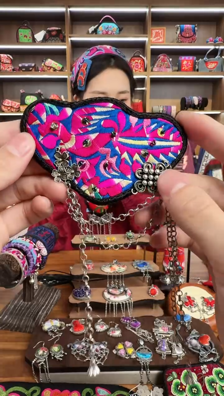 【闪购商品】织绣139蒙阿苏苗绣传承