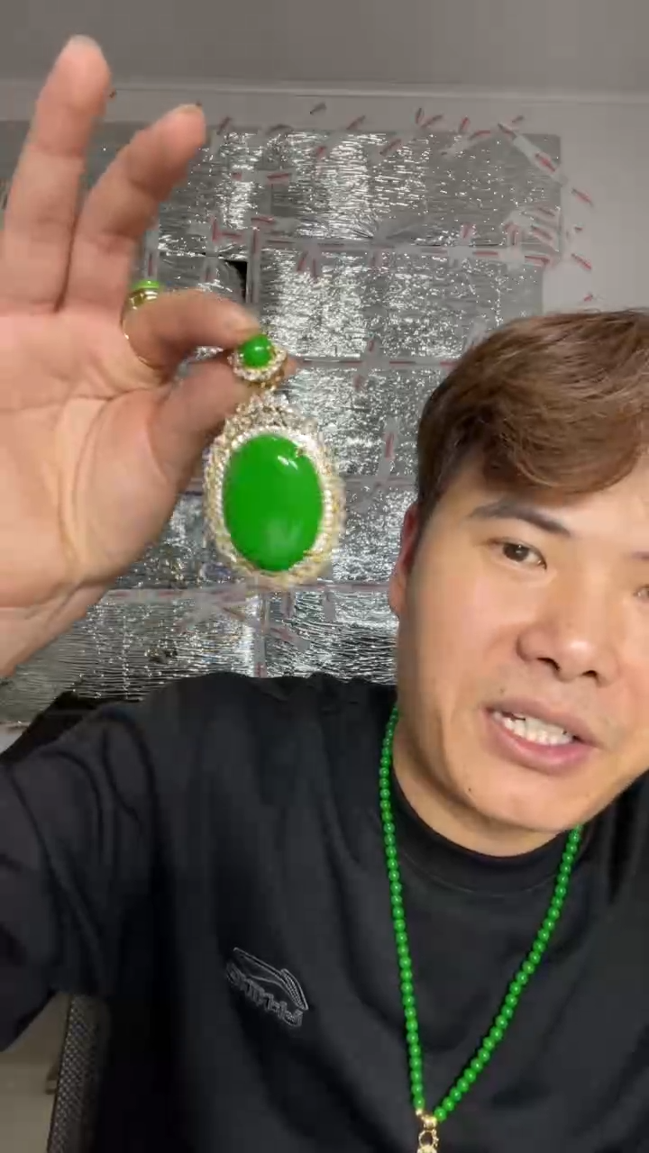 毛衣链未镶嵌翡翠豪襄大鸽子蛋吊坠