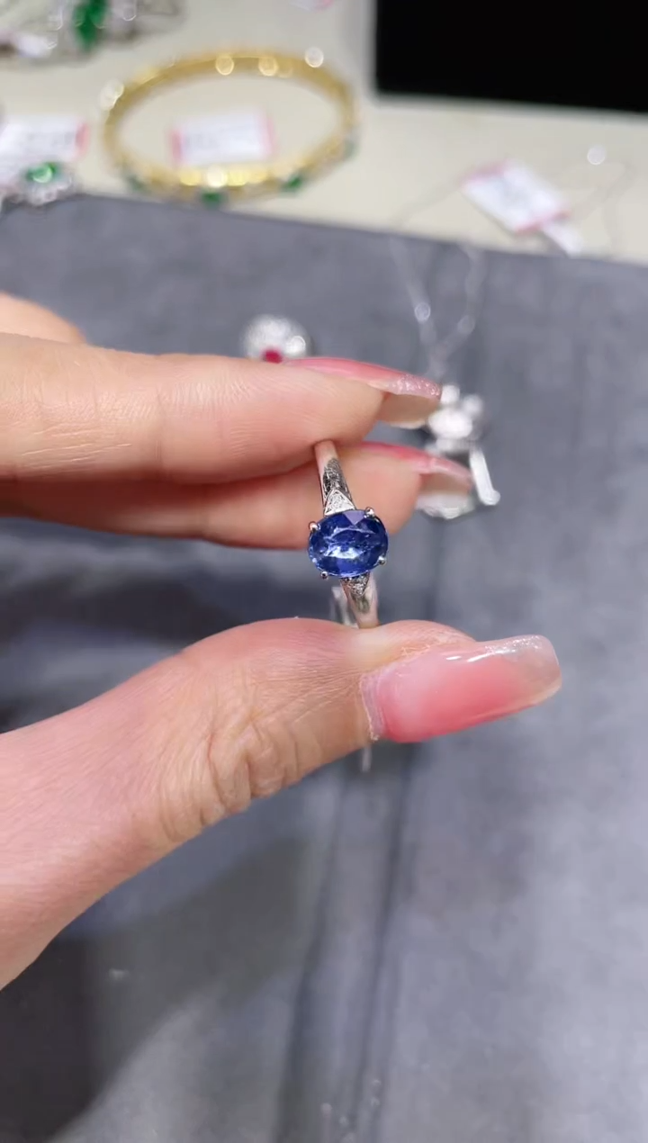 18K金镶嵌蓝宝石戒指