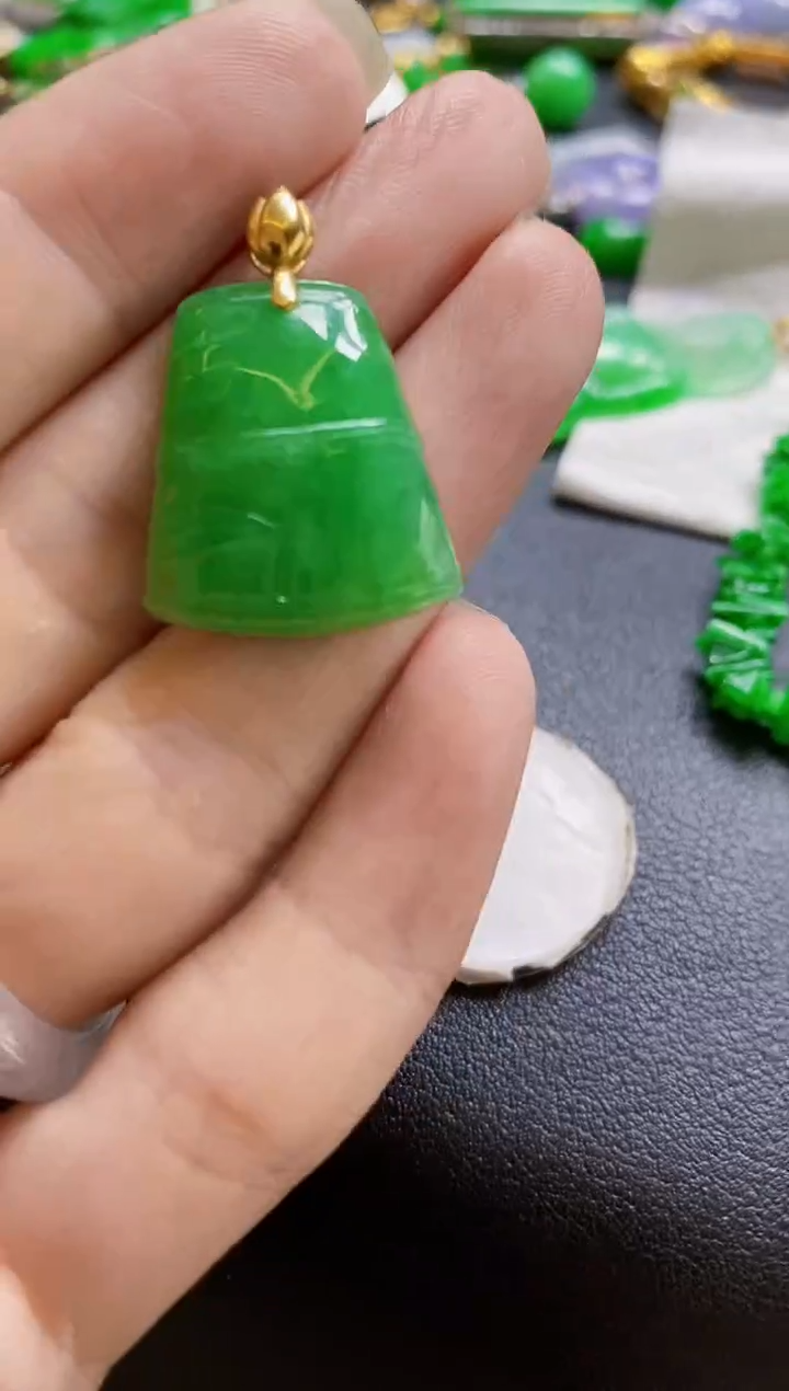 翡翠18K金镶嵌颈饰竹节