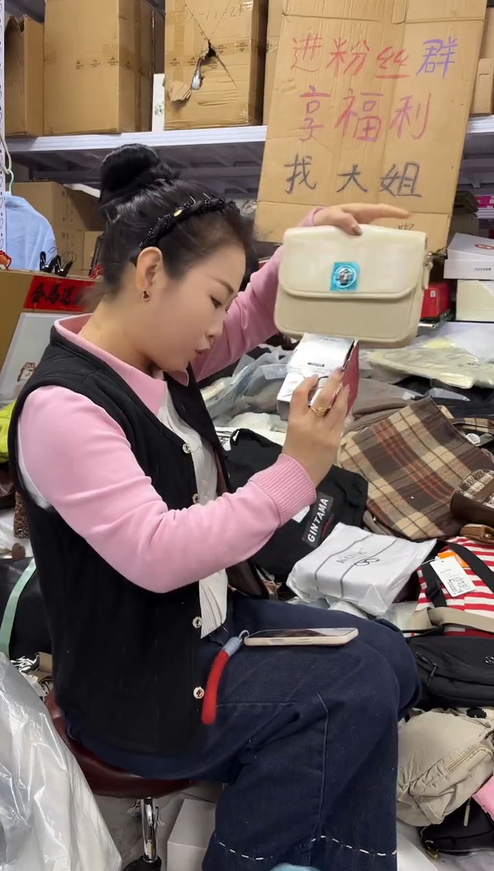 PVC点点小红心 没关注的关注一下主播 防晒霜