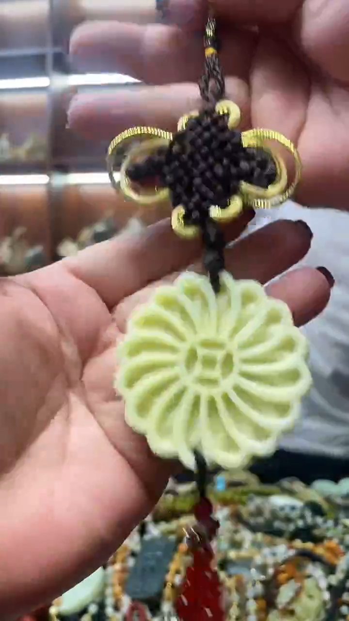 未镶嵌蛇纹石玉吊坠    