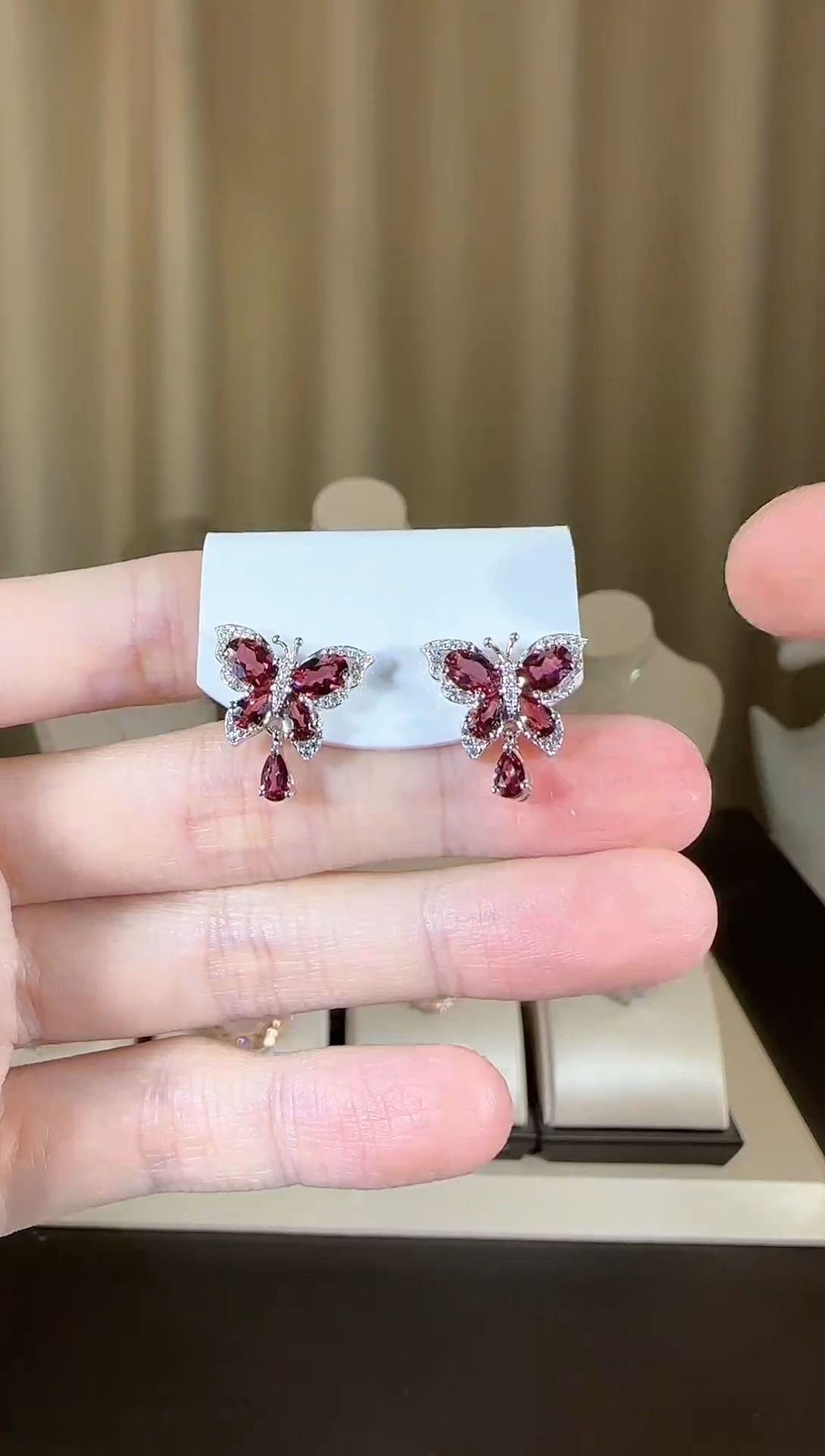 【闪购商品】石榴石耳钉银S925镶嵌蝴蝶款