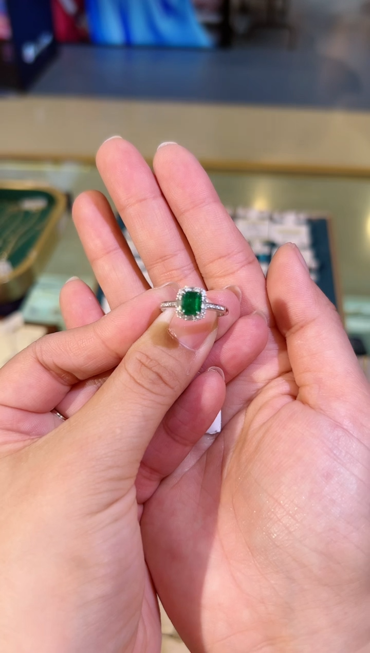 【闪购商品】祖母绿戒指18K金镶嵌78分祖母绿钻石戒指