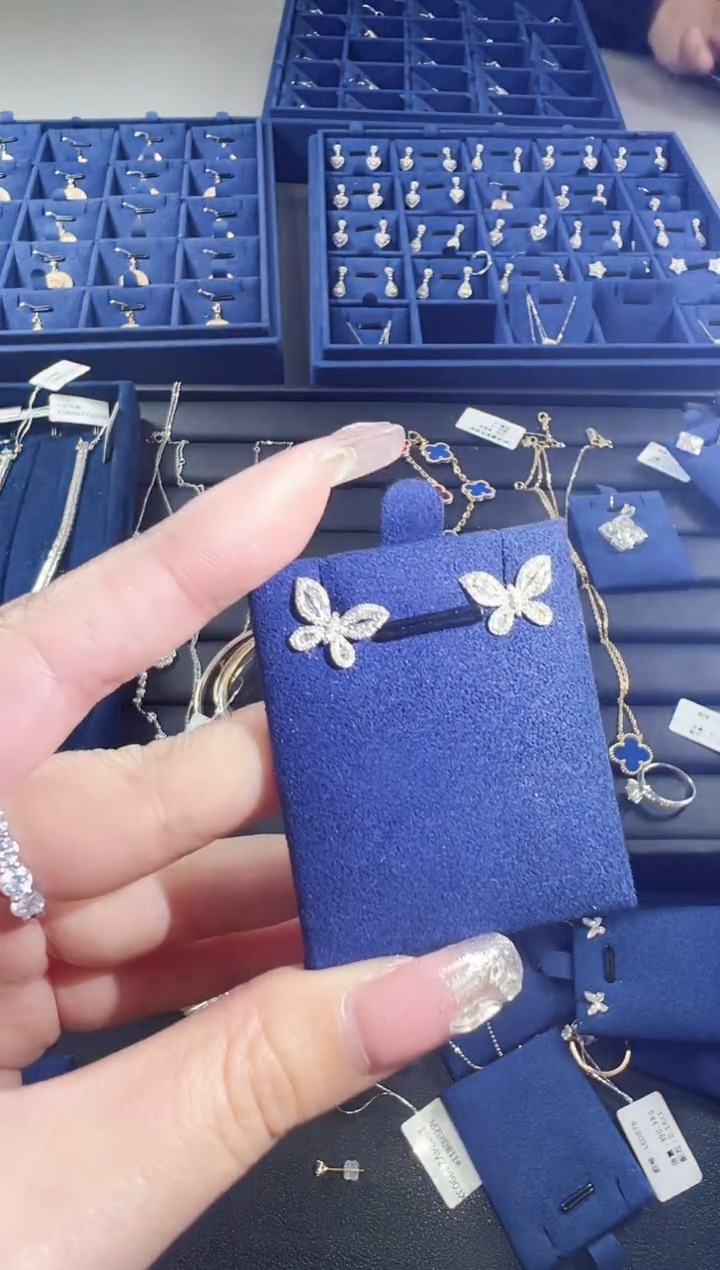 【闪购商品】钻石耳朵18K金镶嵌蝴蝶耳钉1hgt