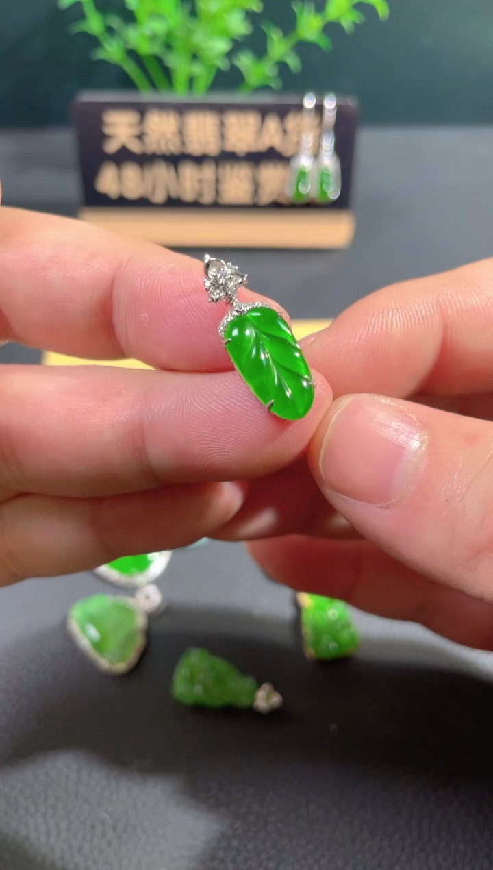 【闪购商品】翡翠颈饰18K金镶嵌翡翠