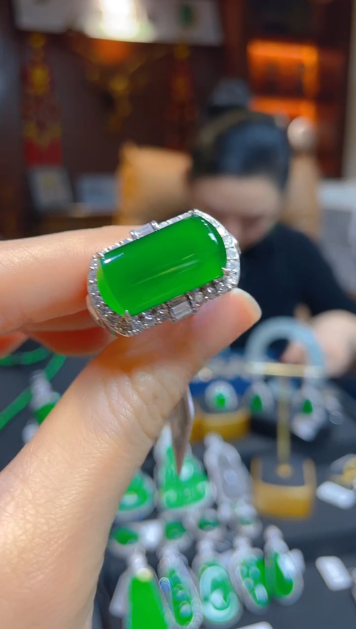 【闪购商品】翡翠戒指18K金镶嵌119274天然A货翡翠戒指