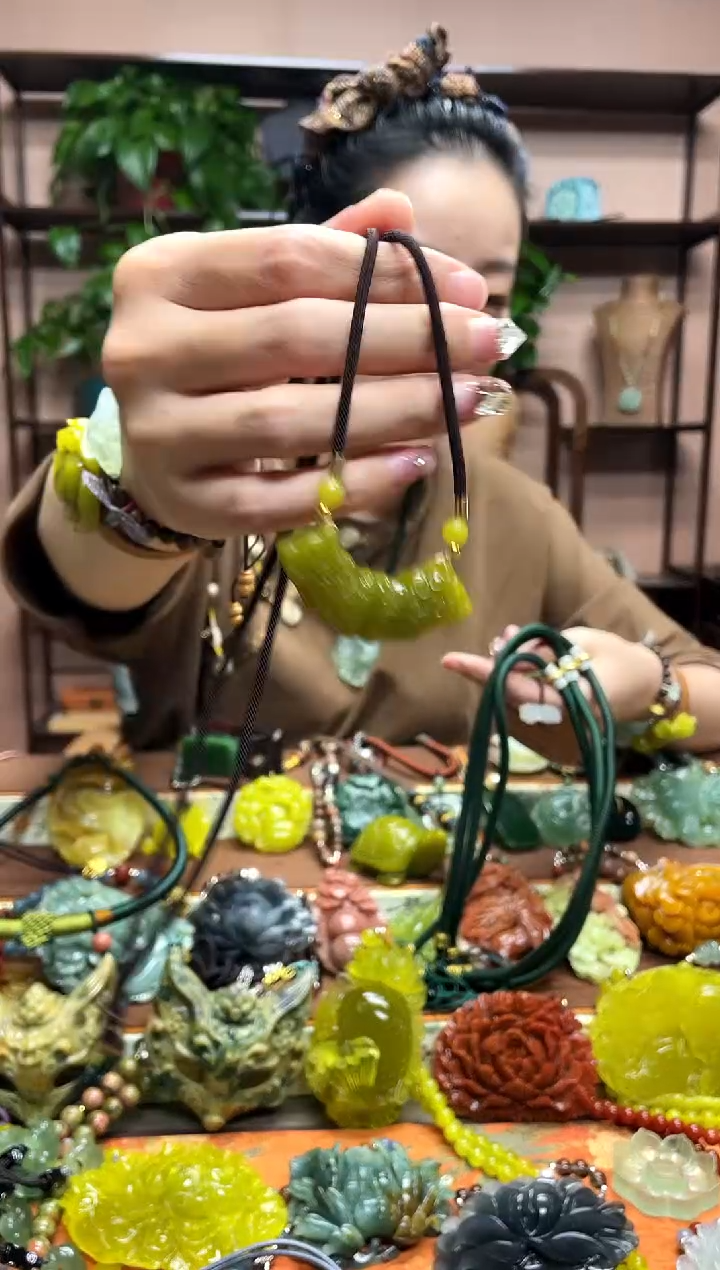 未镶嵌岫玉颈饰多样性发货发其中之一