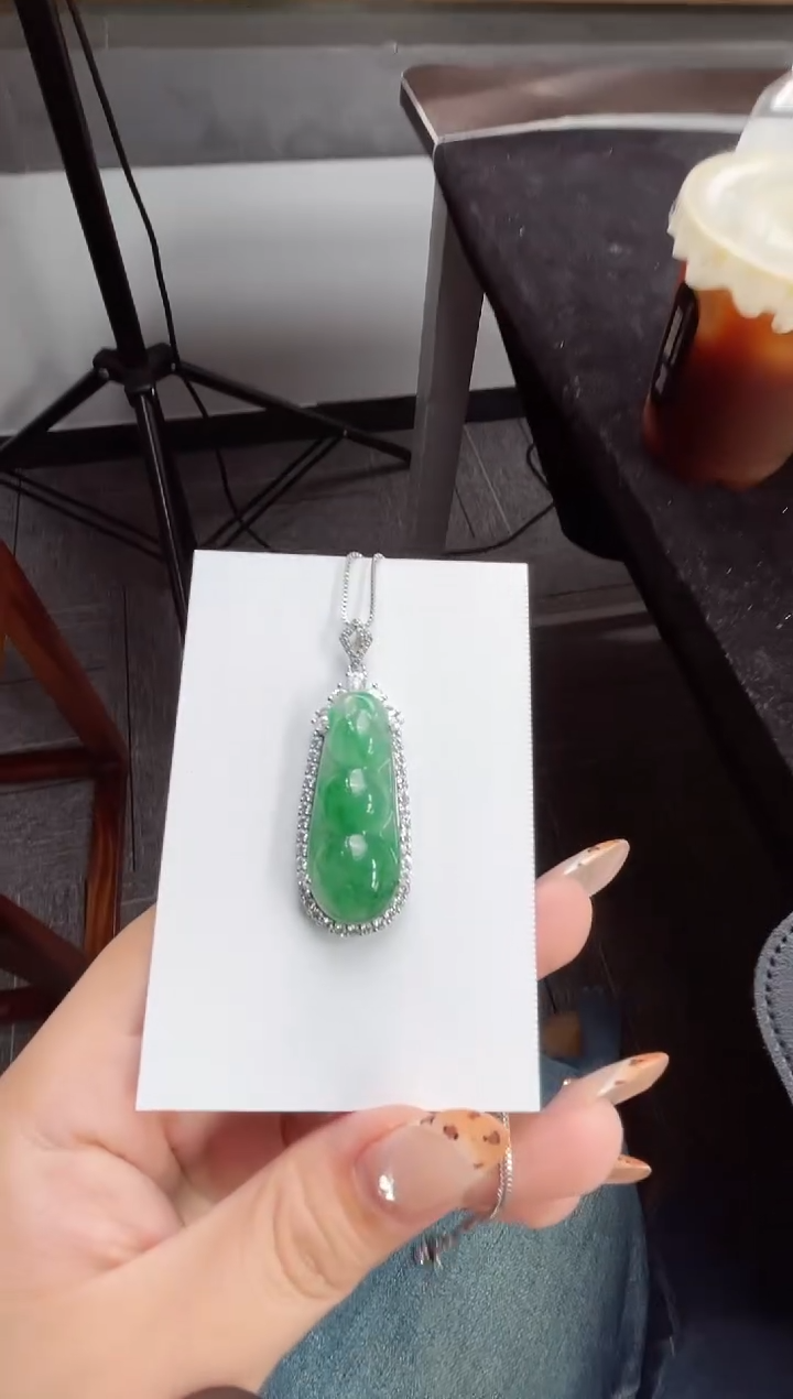 吊坠(赠链)合金石英质玉（非洲翠）9.62豆子