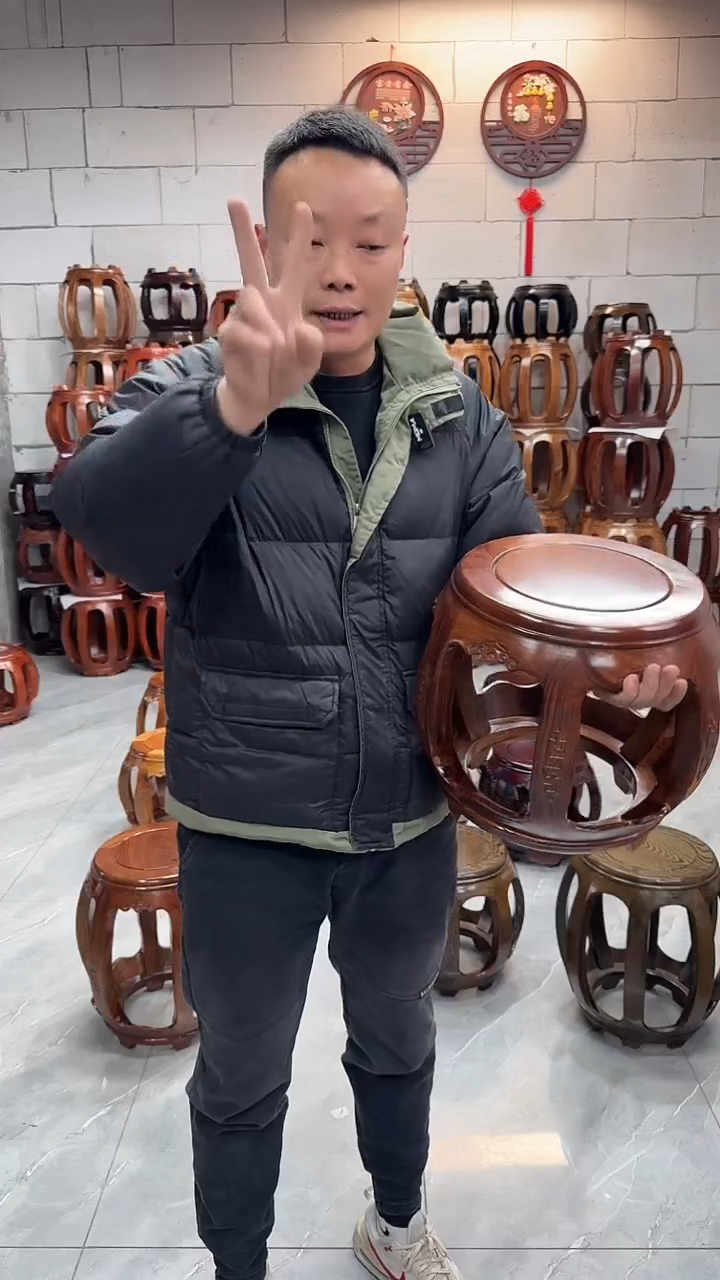 【闪购商品】花梨木类凳子胡桃色小号雕花鼓凳一对