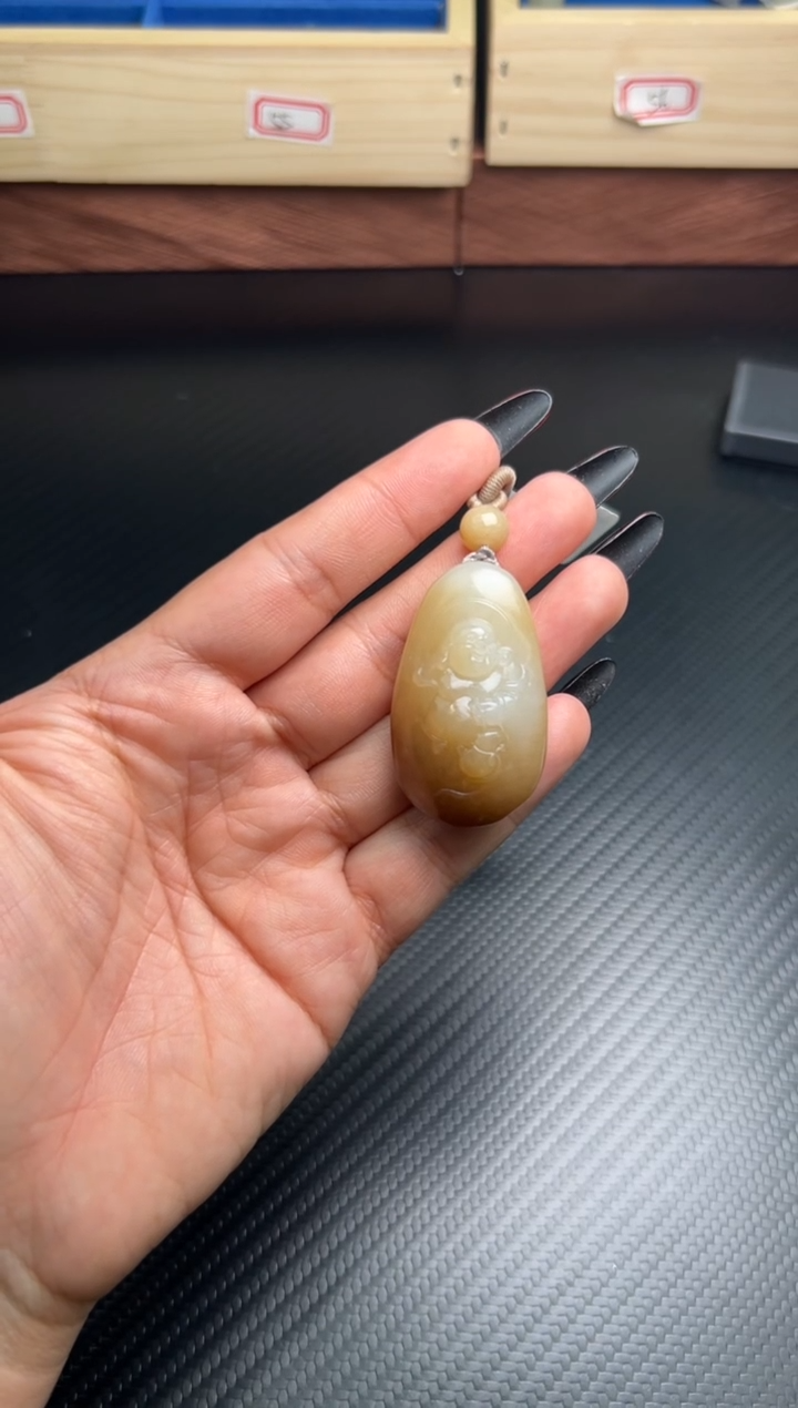 吊坠(赠链)未镶嵌和田玉一**～金山微色差