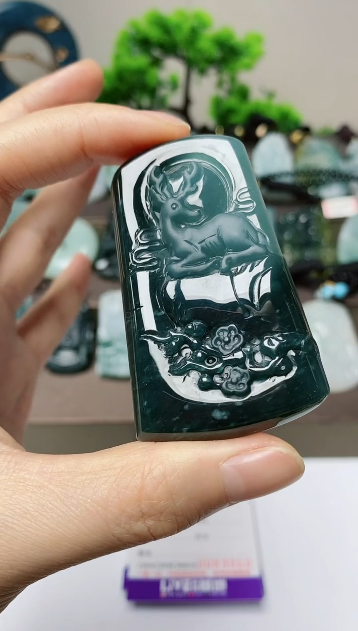 翡翠未镶嵌颈饰         