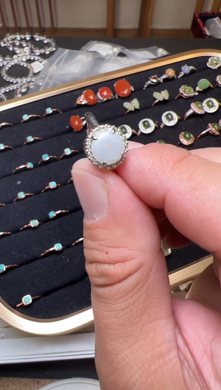 未镶嵌戒指翡翠大****?戒圈