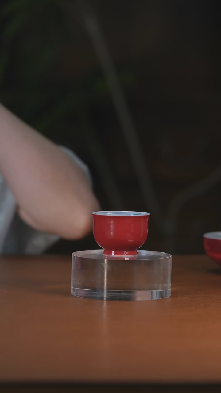 红釉内绘冰梅卢士杯 