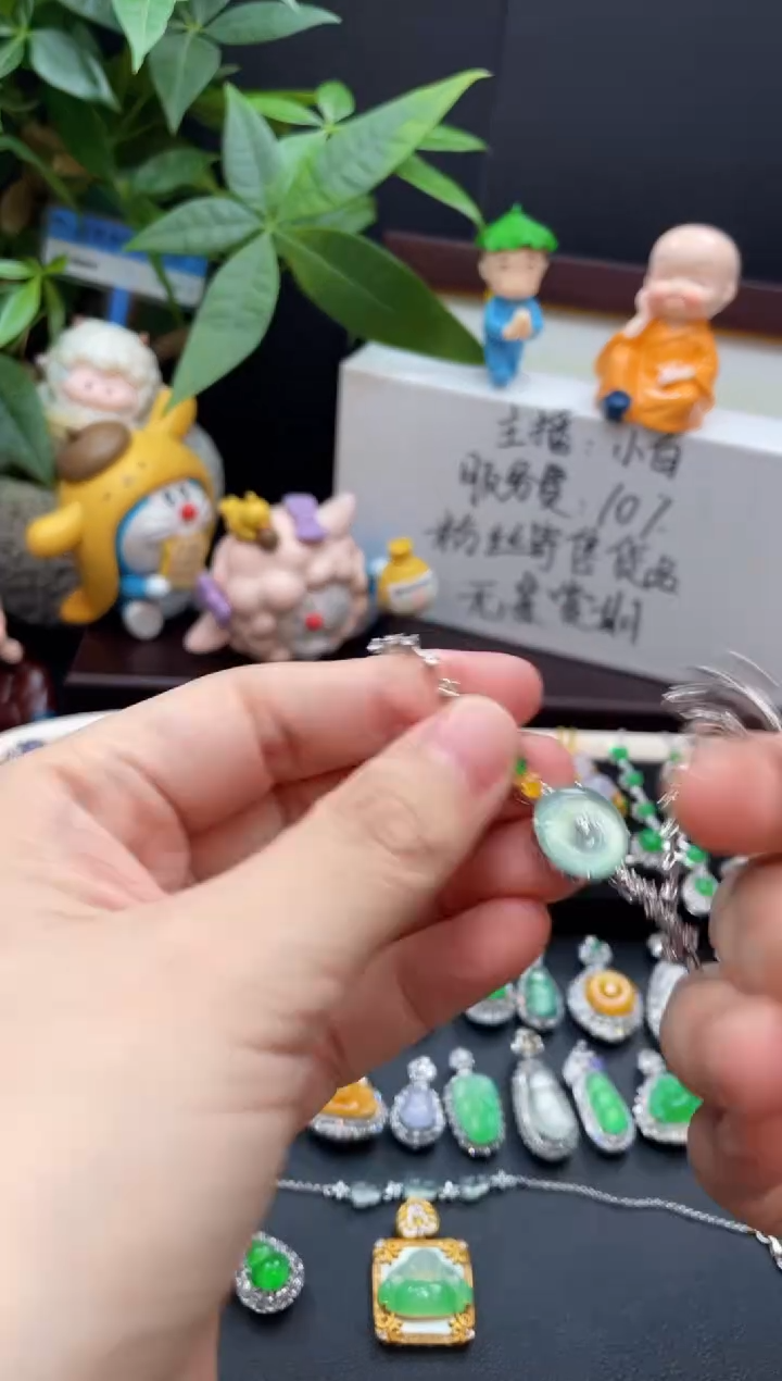 18K金镶嵌手链翡翠木**?手链