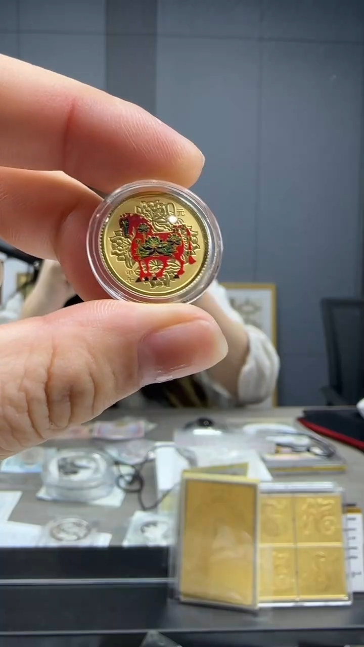 纯金2014年1/10盎司彩金马带证书盒子吊坠