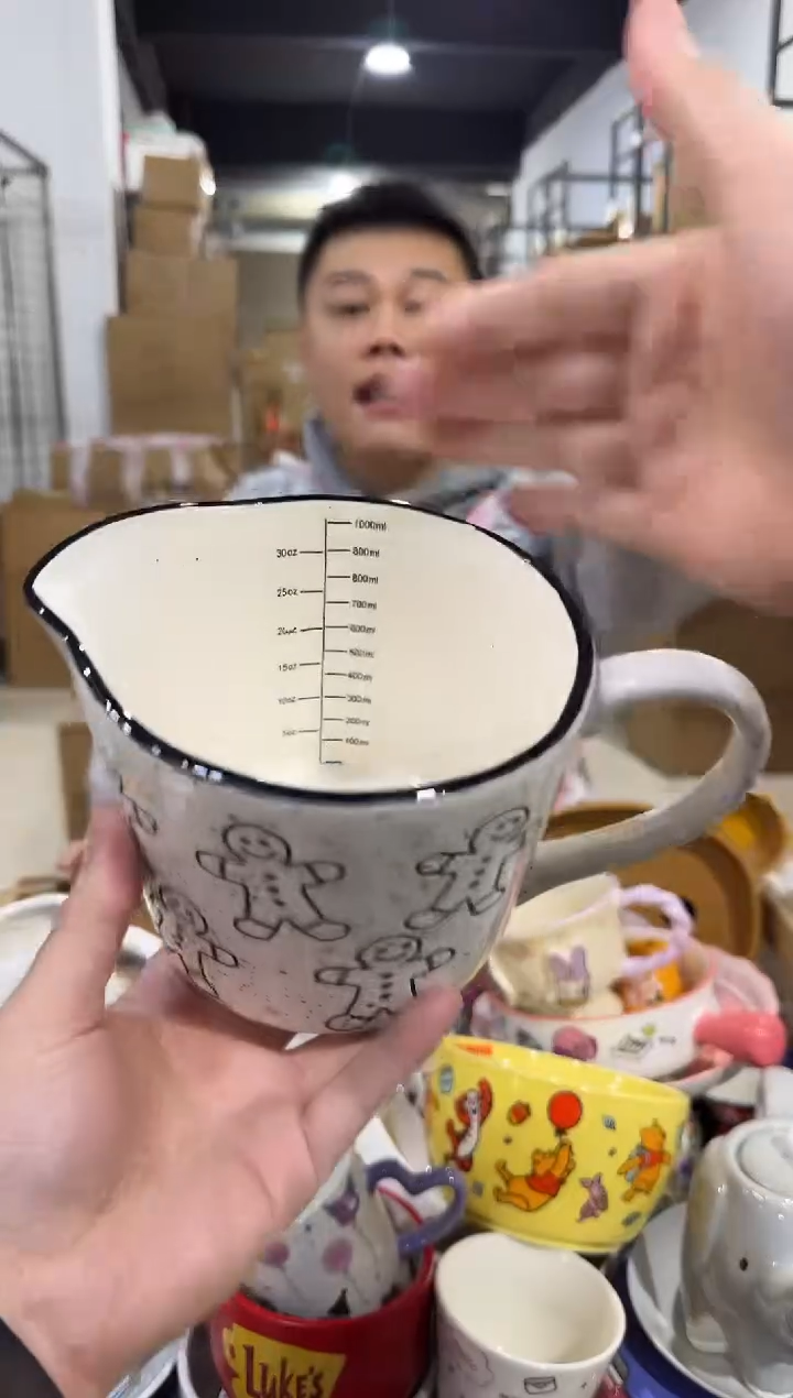 瓷片姜饼人奶壶  