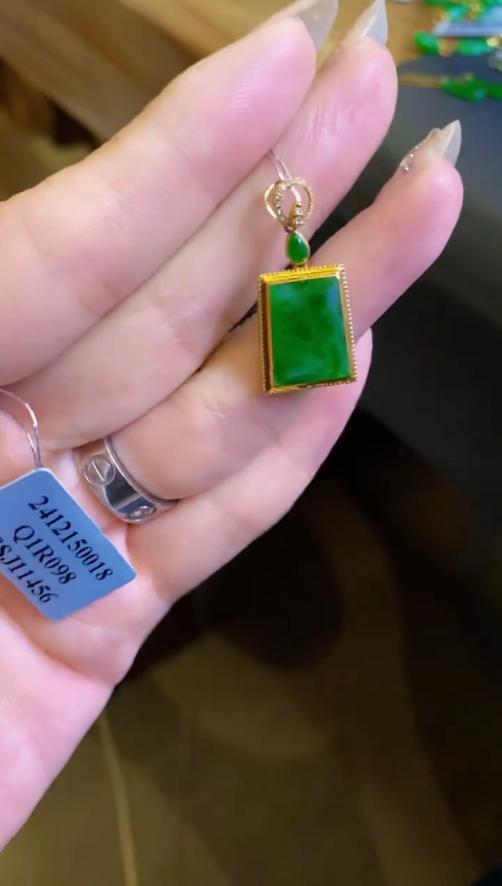 【闪购商品】定制翡翠18K金镶嵌吊坠