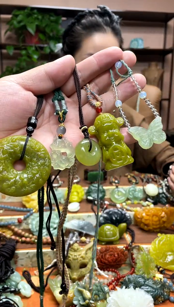 未镶嵌岫玉颈饰·