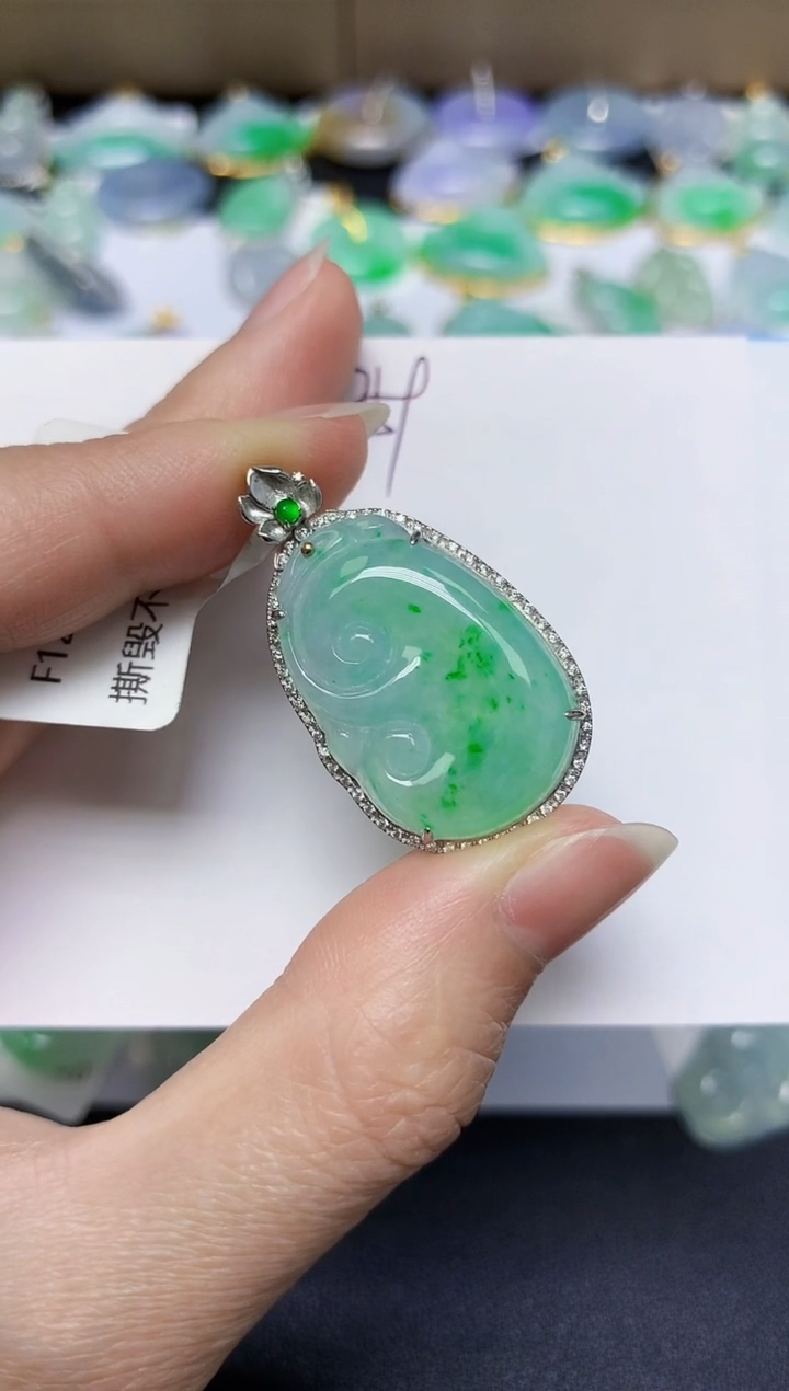 翡翠18K金镶嵌颈饰 天然缅甸翡翠A货