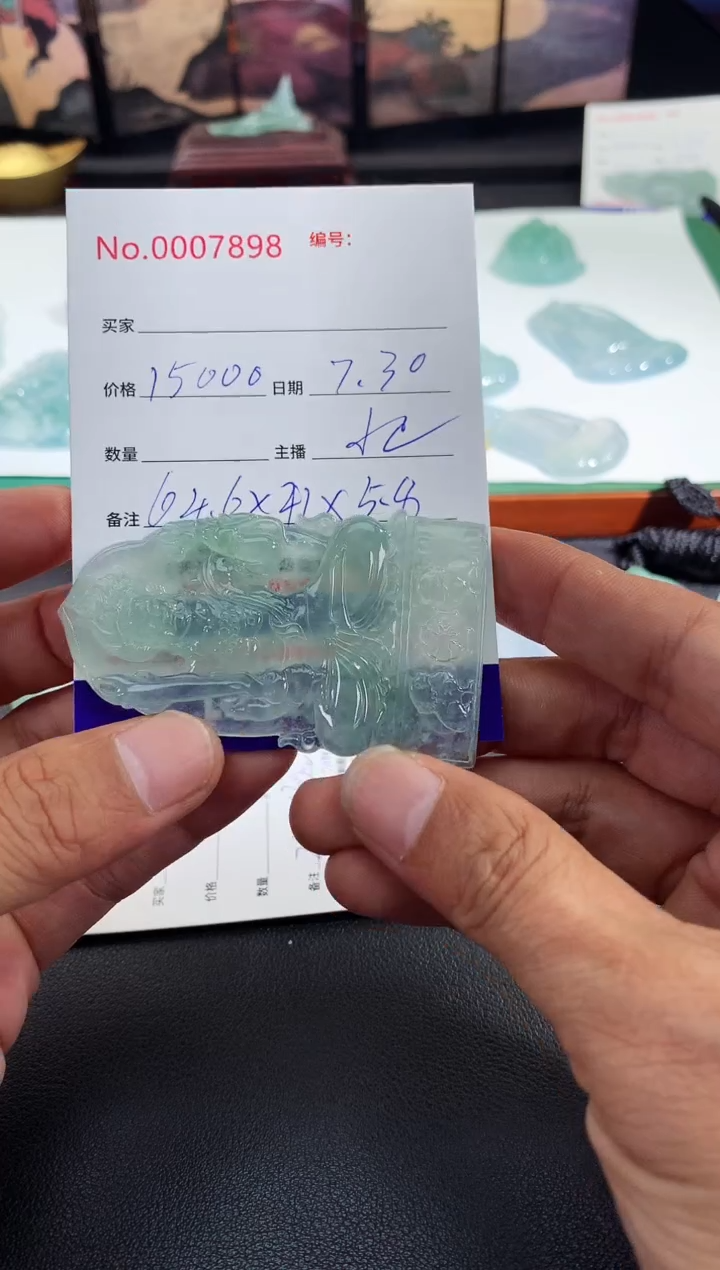 翡翠未镶嵌颈饰不动