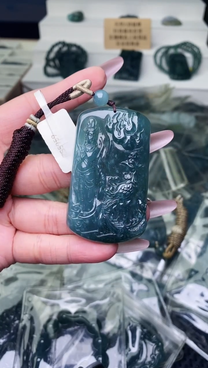 颈饰未镶嵌翡翠 