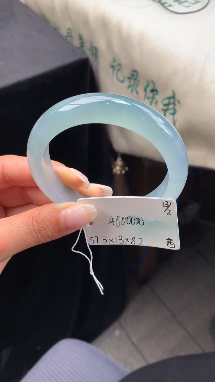 【闪购商品】翡翠手镯未镶嵌 #情人节#送礼，下单联系客服核对地址~