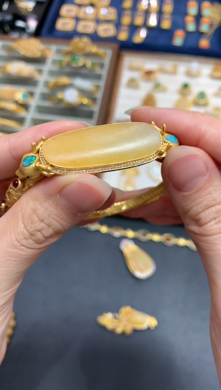 【闪购商品】和田玉手镯18K金镶嵌A734|29800