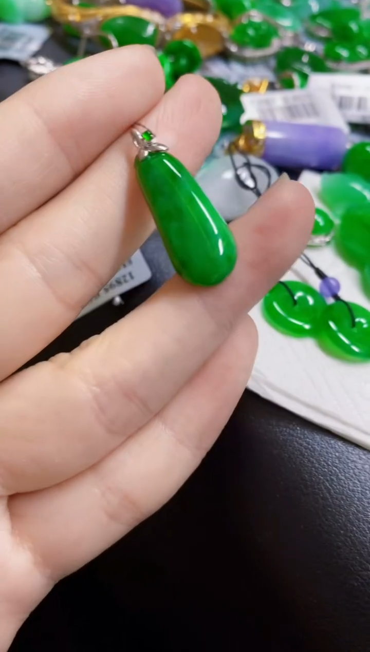 颈饰18K金镶嵌翡翠瓜