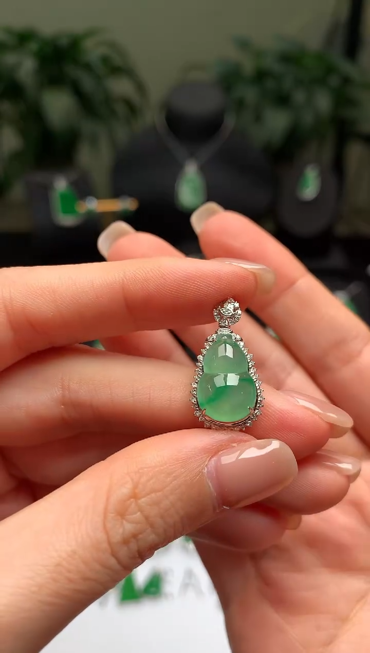 颈饰18K金镶嵌翡翠葫芦