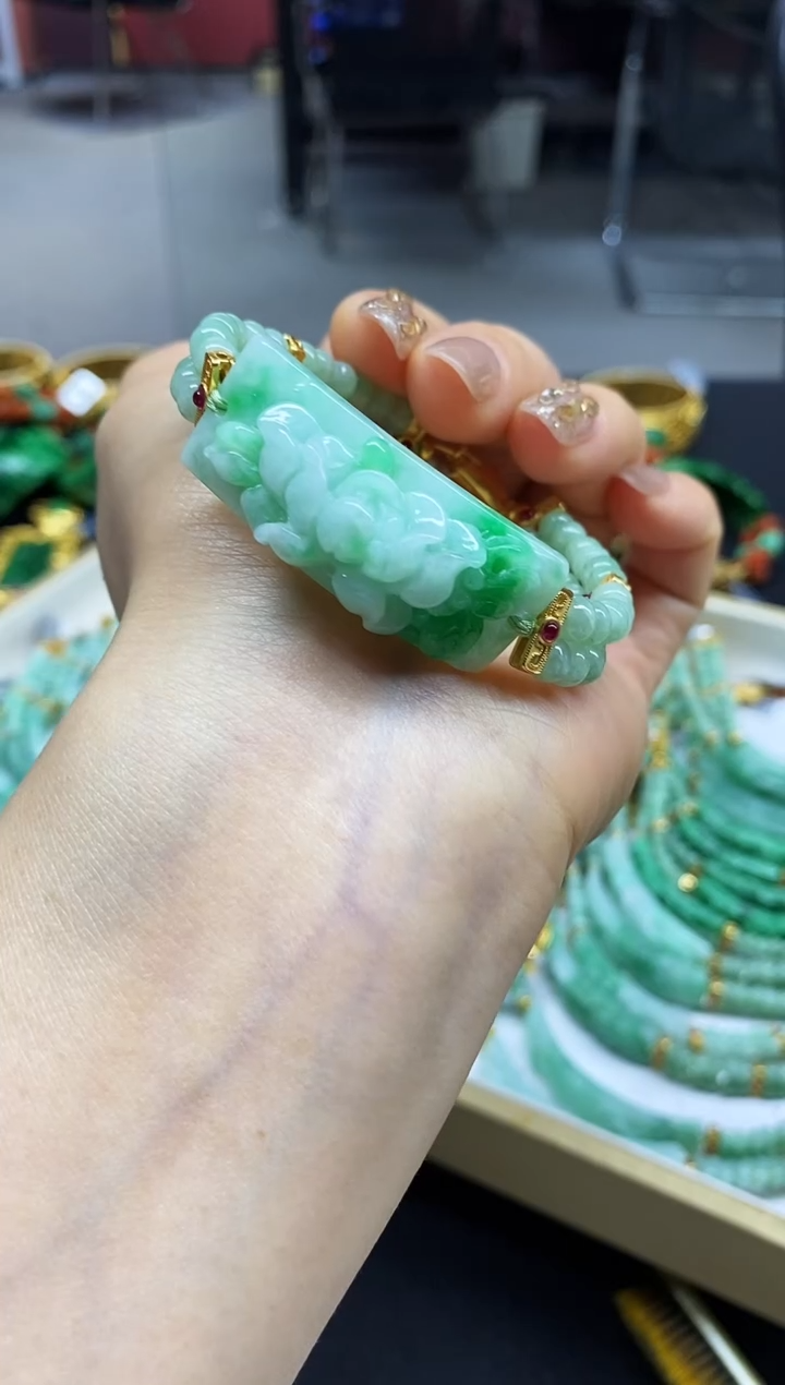 颈饰未镶嵌翡翠手串