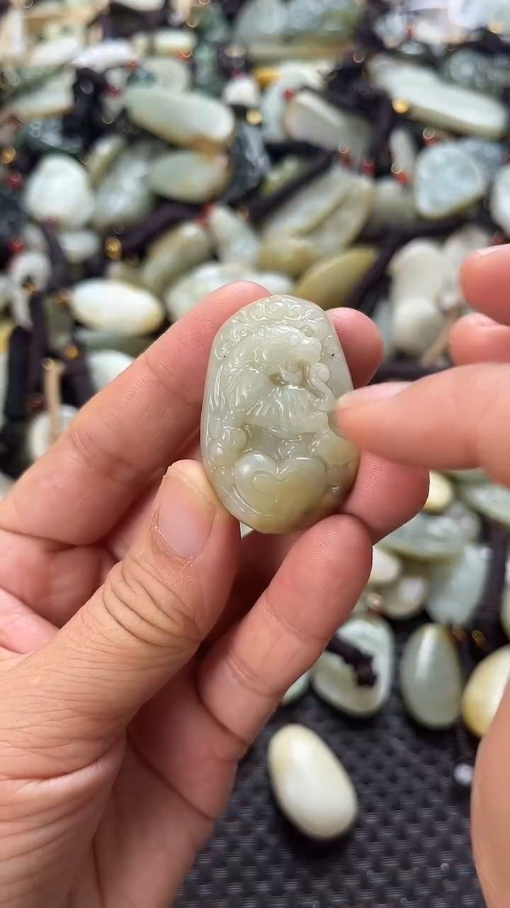 和田玉未镶嵌颈饰（多样性发一件）没有证书有瑕