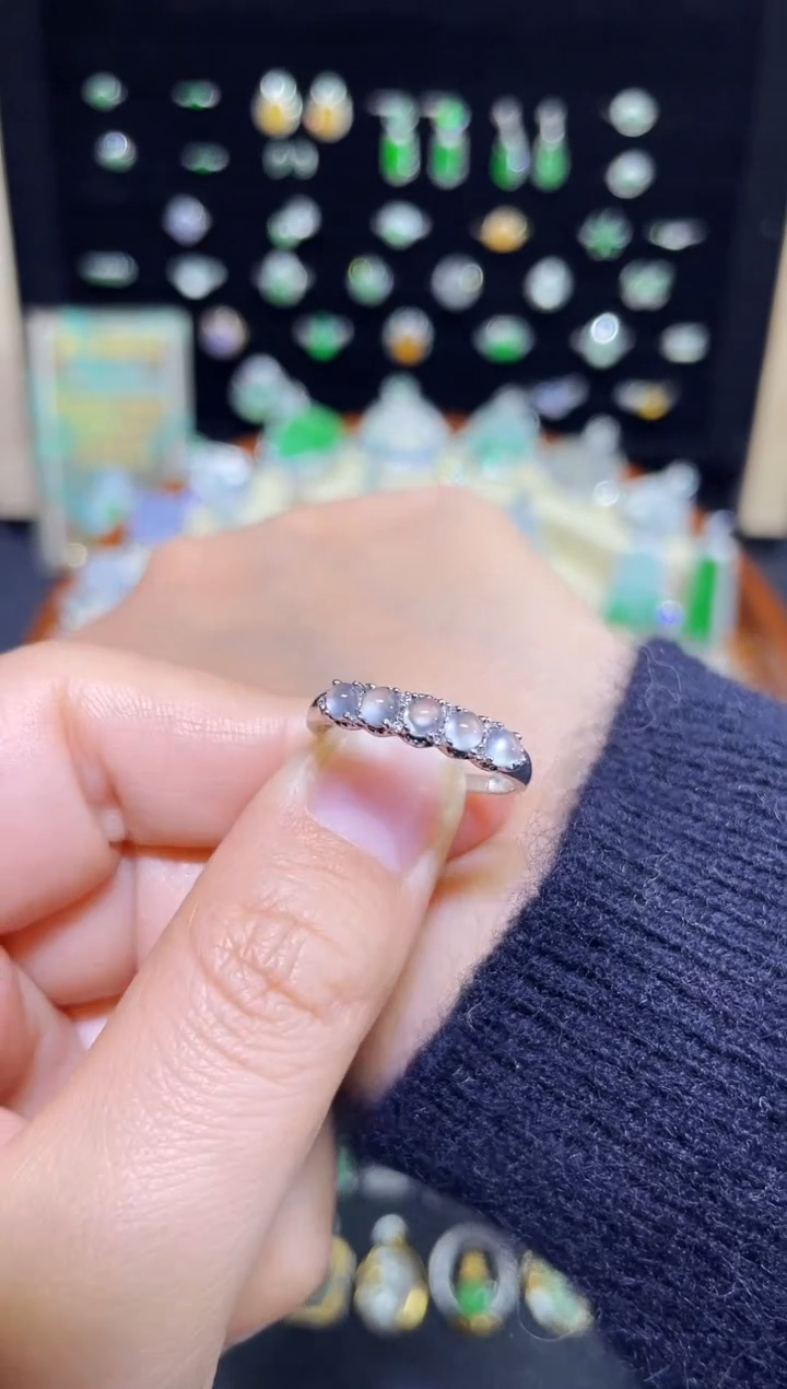 【闪购商品】翡翠颈饰18K金镶嵌玻璃种小蛋面排戒