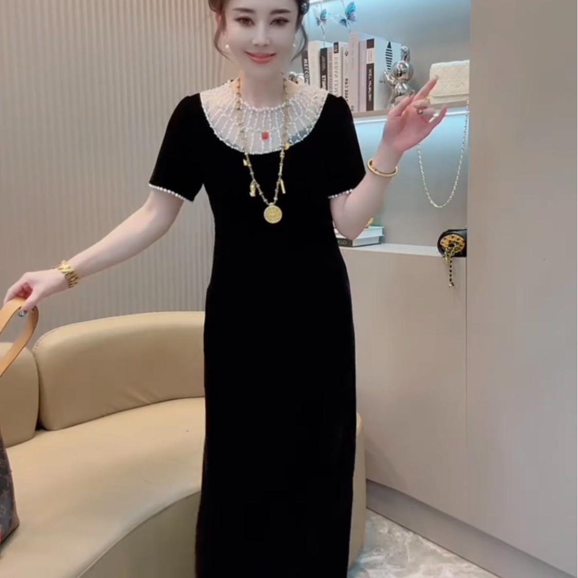 夏女款重工串珠丝绒短袖连衣裙时尚百搭显瘦遮肉小黑裙收腰中长款