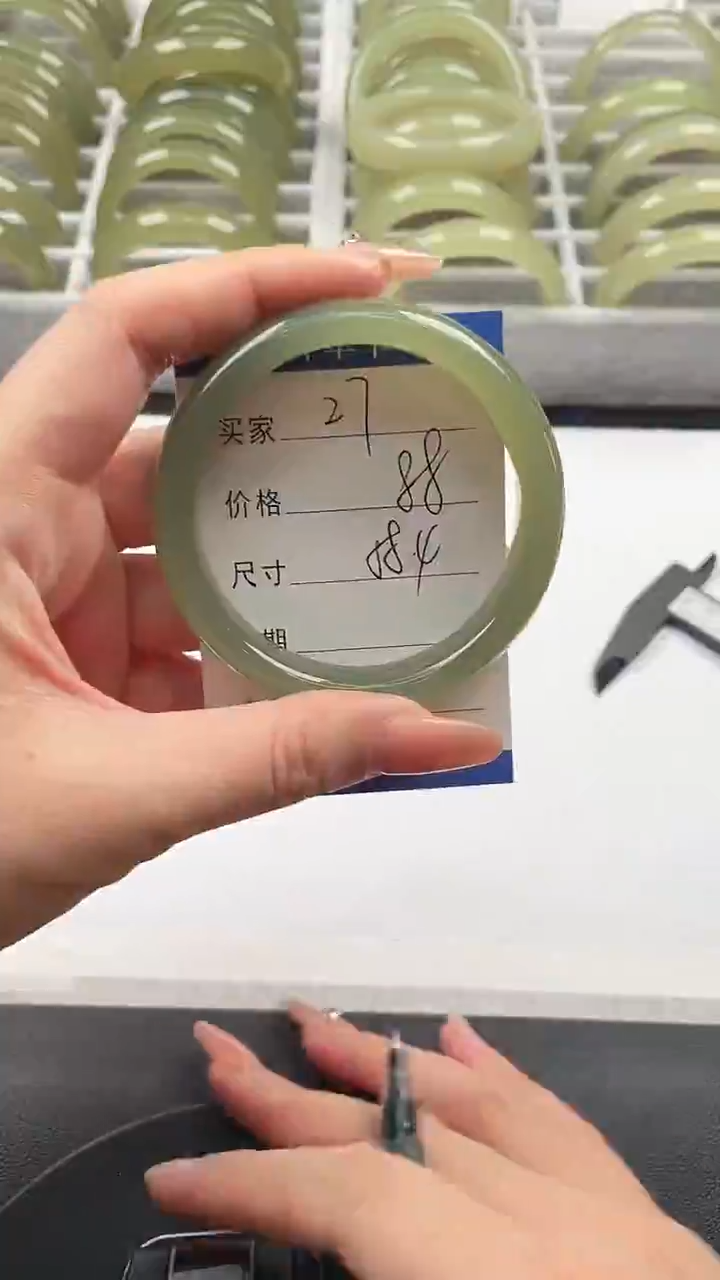 未镶嵌手镯石英质玉湖水绿